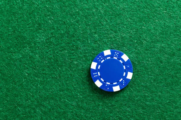 Desktop interface showing live roulette table with betting controls and chat panel